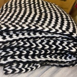 Infinite scarf black and white